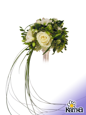 Цветочная композиция Каприз.Нежный свадебный  букет невесты выполнен в белой гамме с использованием фрезии, альстромерии, розы. Мы хотели подчеркнуть индивидуальность обладательницы букета, поэтому использовали экзотический нежный трахелиум. Диаметр букета около 30 см. 