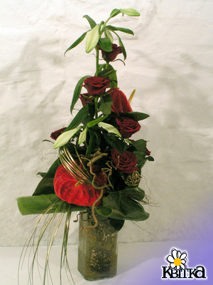Цветочная композиция Матадор. Строгая вытянутой формы композиция в стеклянной вазе.В ней использованы розы, антуриумы,лилия лонгифлорум и зелень.Высота композиции до 70 см. 