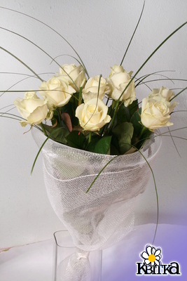 Цветочная композиция Ожидание. Нежный круглый букет из 9 белых роз с беграссом. Высота - 60 -70 см. Цветовую гамму можно изменять.
