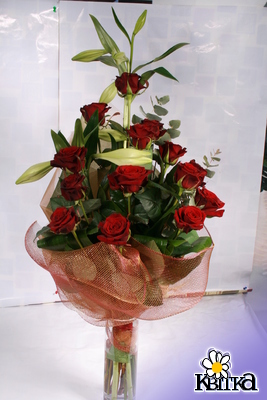Цветочная композиция Рыцарь.Букет для мужчин в строгом классическом стиле из прекрасных бордовых роз с лилией в окружении зелени, декорирован сеткой. Высота букета ок.70 см.