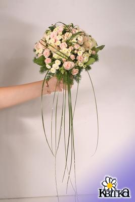 Цветочная композиция Сладкий плен.Очаровательный свадебный букет невесты каплевидной формы из роз и танацетума. Диаметр свадебного букета невесты 