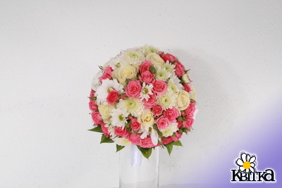 Цветочная композиция Ягодка.Букет невесты состоит из розы и хризантемы. Он выполнен в виде сферы будет прекрасным дополнением к Вашему свадебному платью. Диаметр букета 18-20 см.